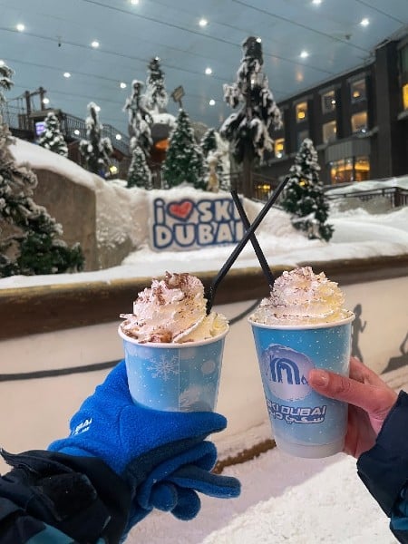 Ski Dubai, cioccolata calda con panna